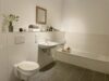 Zum 01.08.25 FREI! Reihenmittelhaus (4,5 Zi.) mit Vollbad, G-WC, Garten und Terrasse - Badezimmer Bild 3
