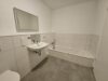 SOFORT FREI! Reihenmittelhaus (4,5 Zi.) mit Vollbad, G-WC, Garten und Terrasse - Badezimmer Bild 1