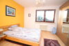 Wohnen in grüner Oase – Großzügige 2-Zimmer-Wohnung mit sonnigem Balkon in begehrter Lage von St. Magnus - Schlafzimmer Bild 2